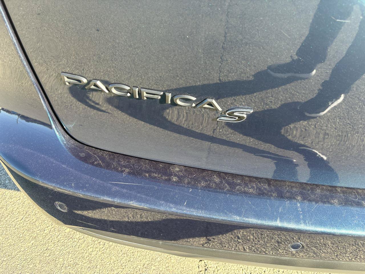 Used 2023 Chrysler Pacifica Touring-L w/ S Appearance Package FWD image 9