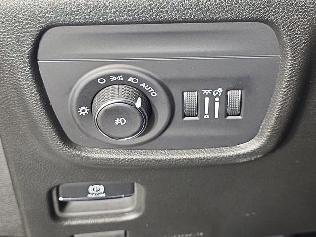 Used 2024 Jeep Grand Cherokee Limited w/ Black Appearance Package image 28