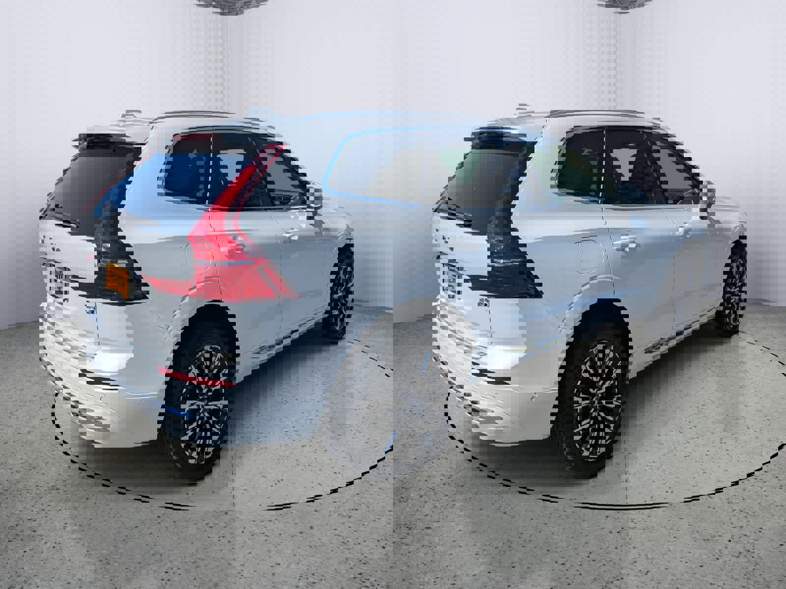 Used 2023 Volvo XC60 B5 Plus image 3