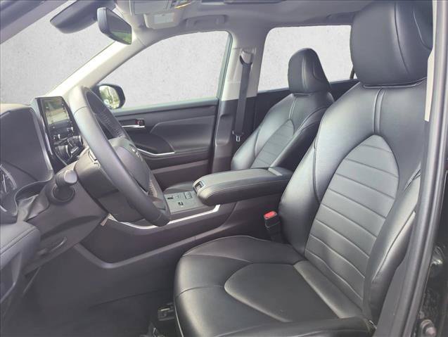 Used 2022 Toyota Highlander XLE FWD image 22
