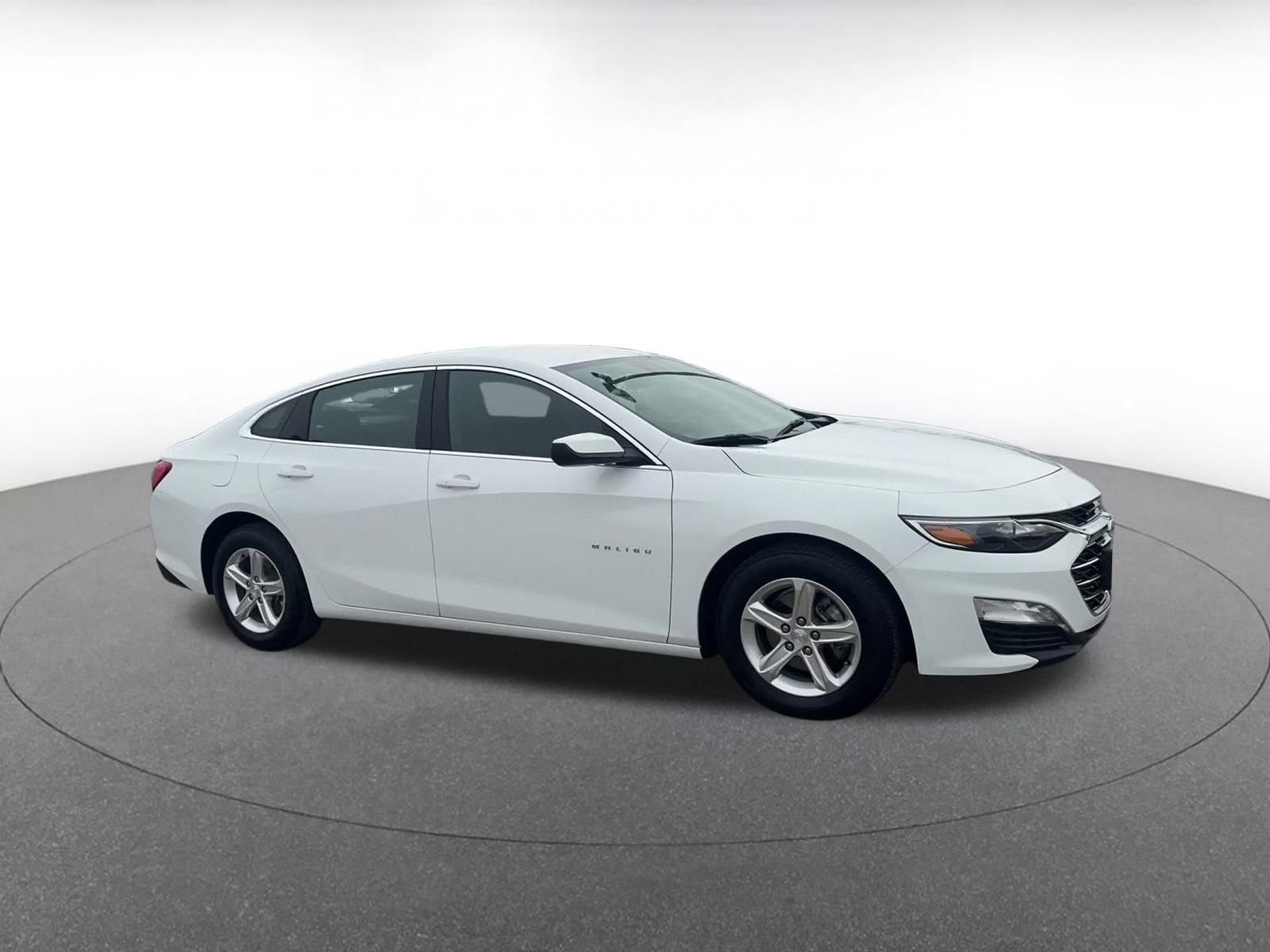 Used 2024 Chevrolet Malibu LT image 2