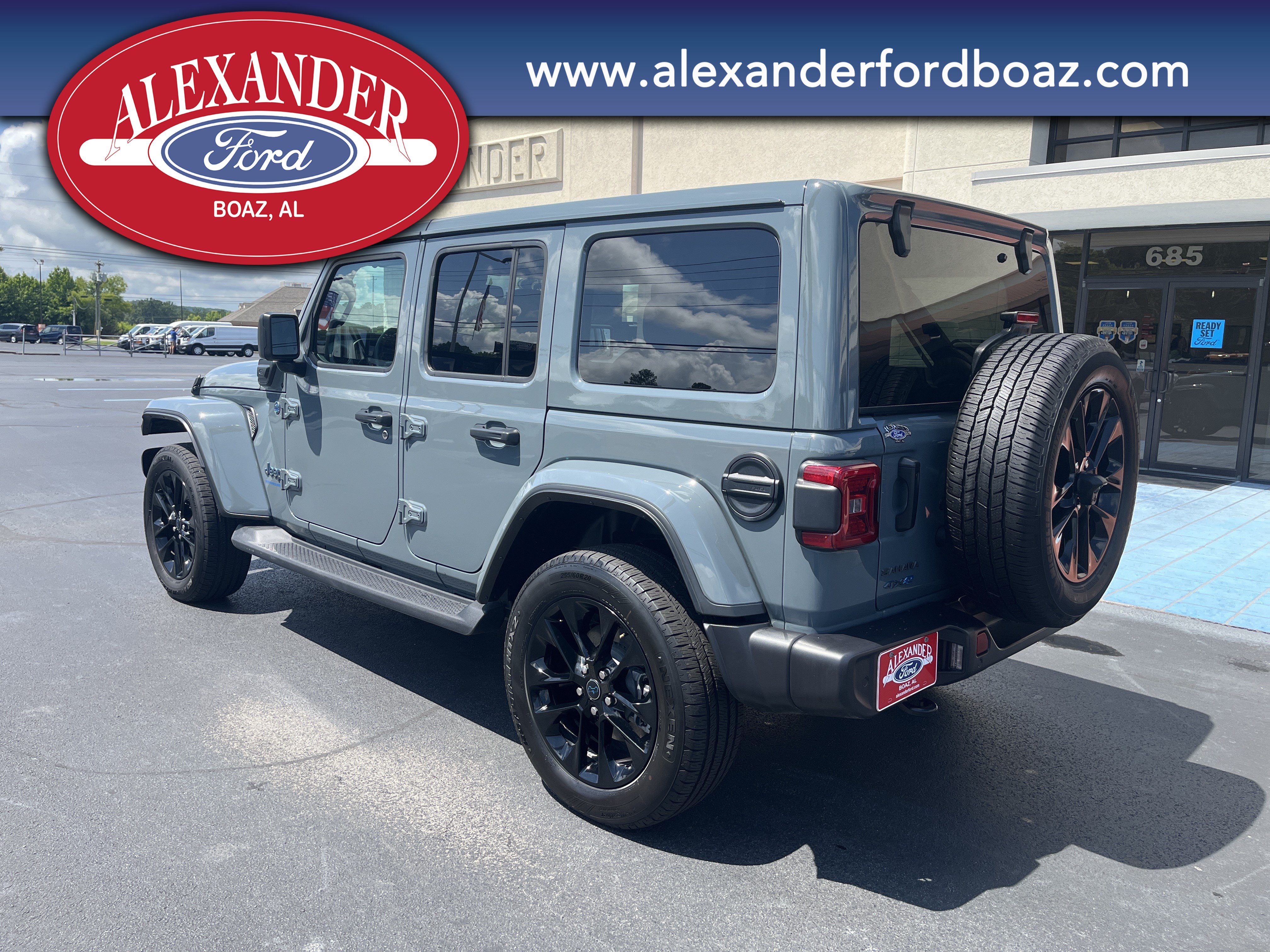 Used 2025 Jeep Wrangler Unlimited Sahara w/ Safety Group AWD/4WD image 2