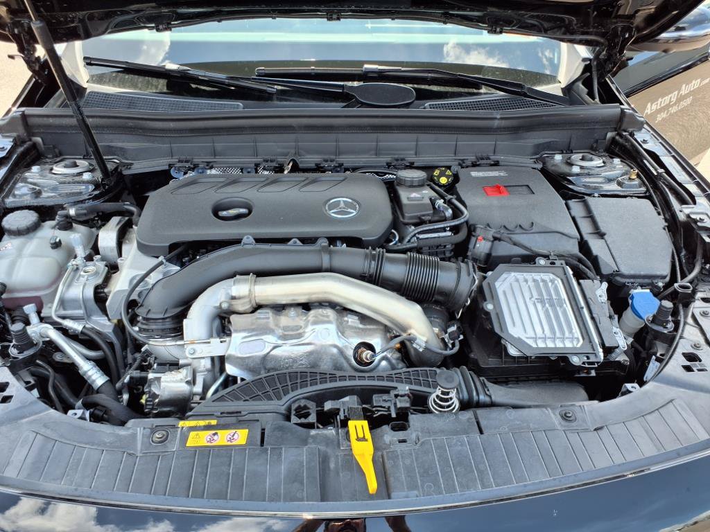 Used 2025 Mercedes-Benz GLB 250 4MATIC image 9