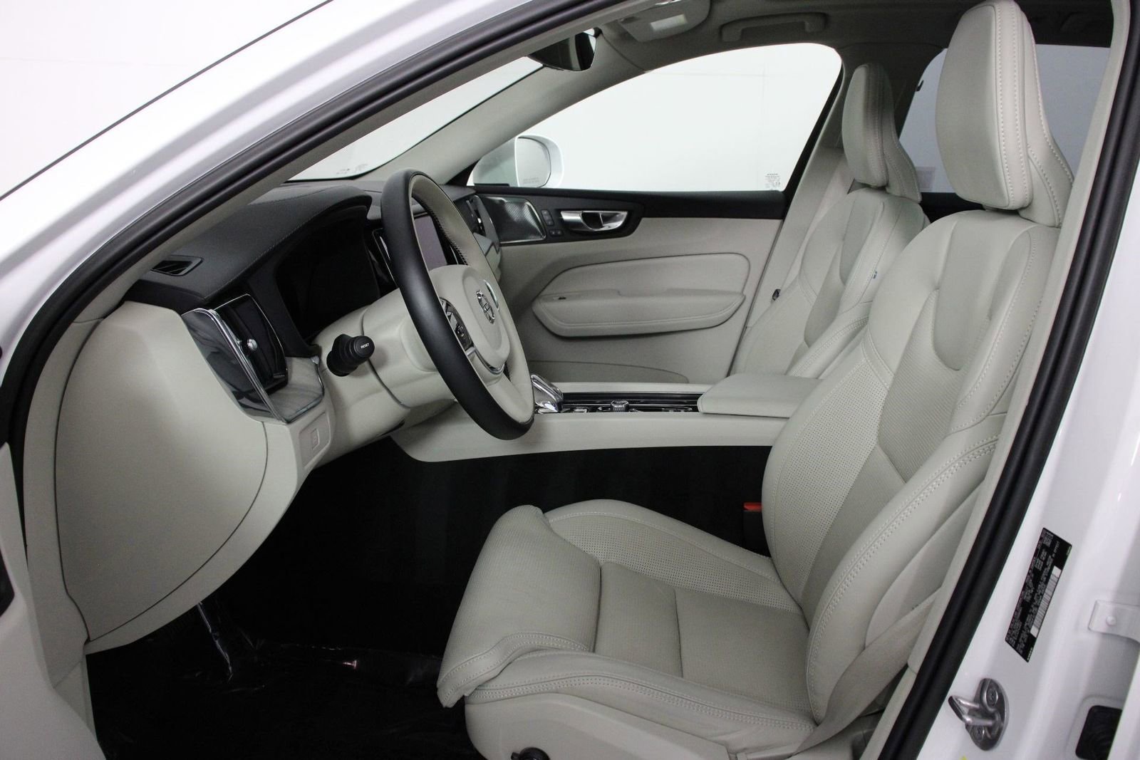 Certified 2023 Volvo XC60 B5 Ultimate image 31