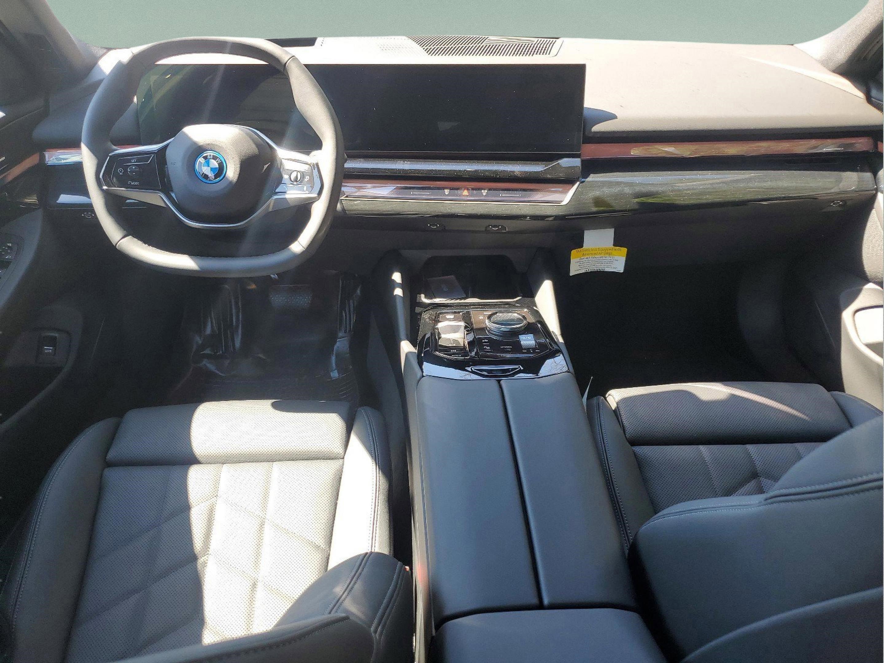 Used 2025 BMW i5 eDrive40i w/ Premium Package RWD image 9