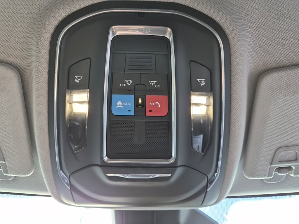 Used 2024 Jeep Grand Cherokee Laredo AWD/4WD image 36