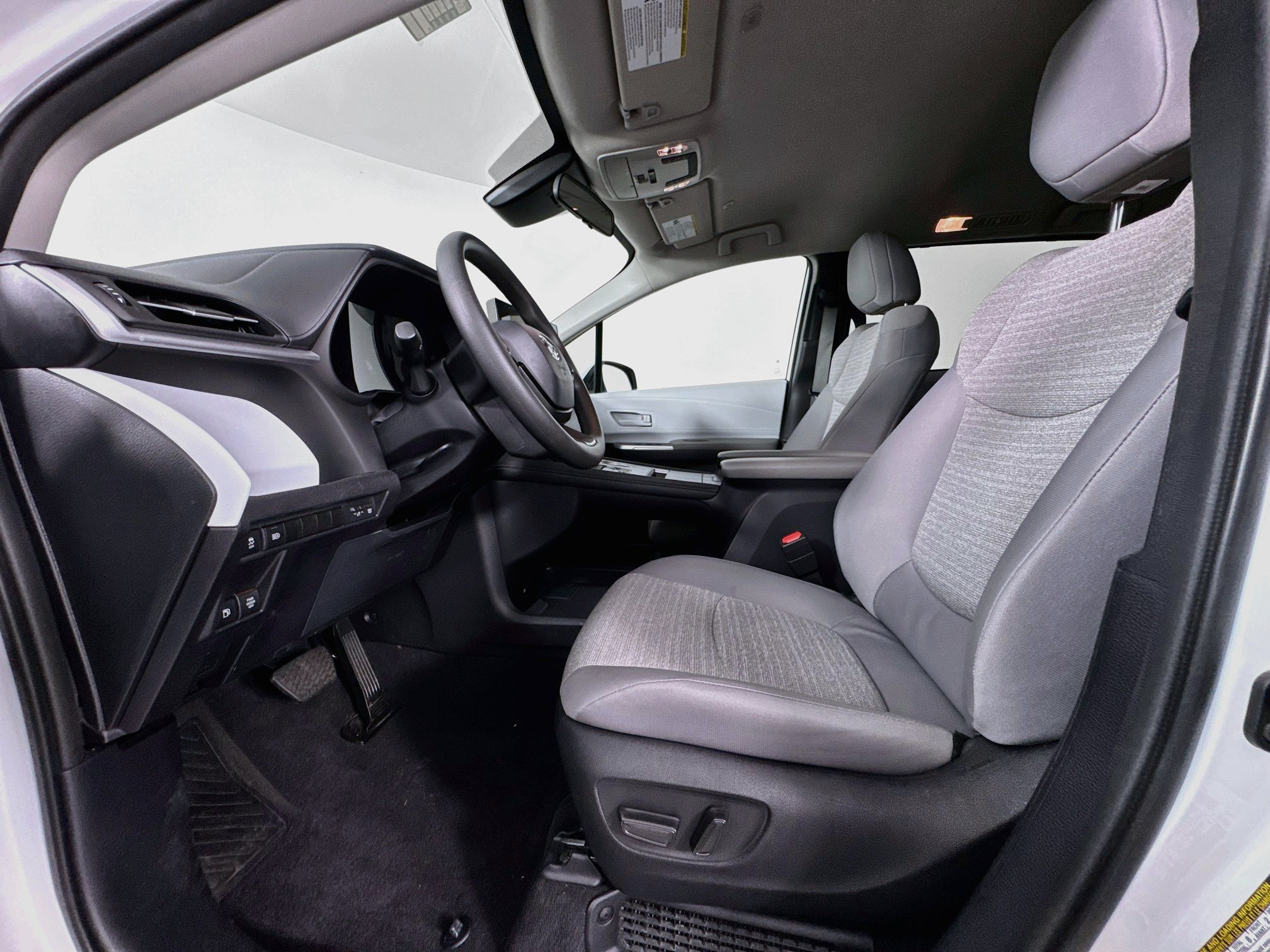 Certified 2025 Toyota Sienna LE FWD image 19