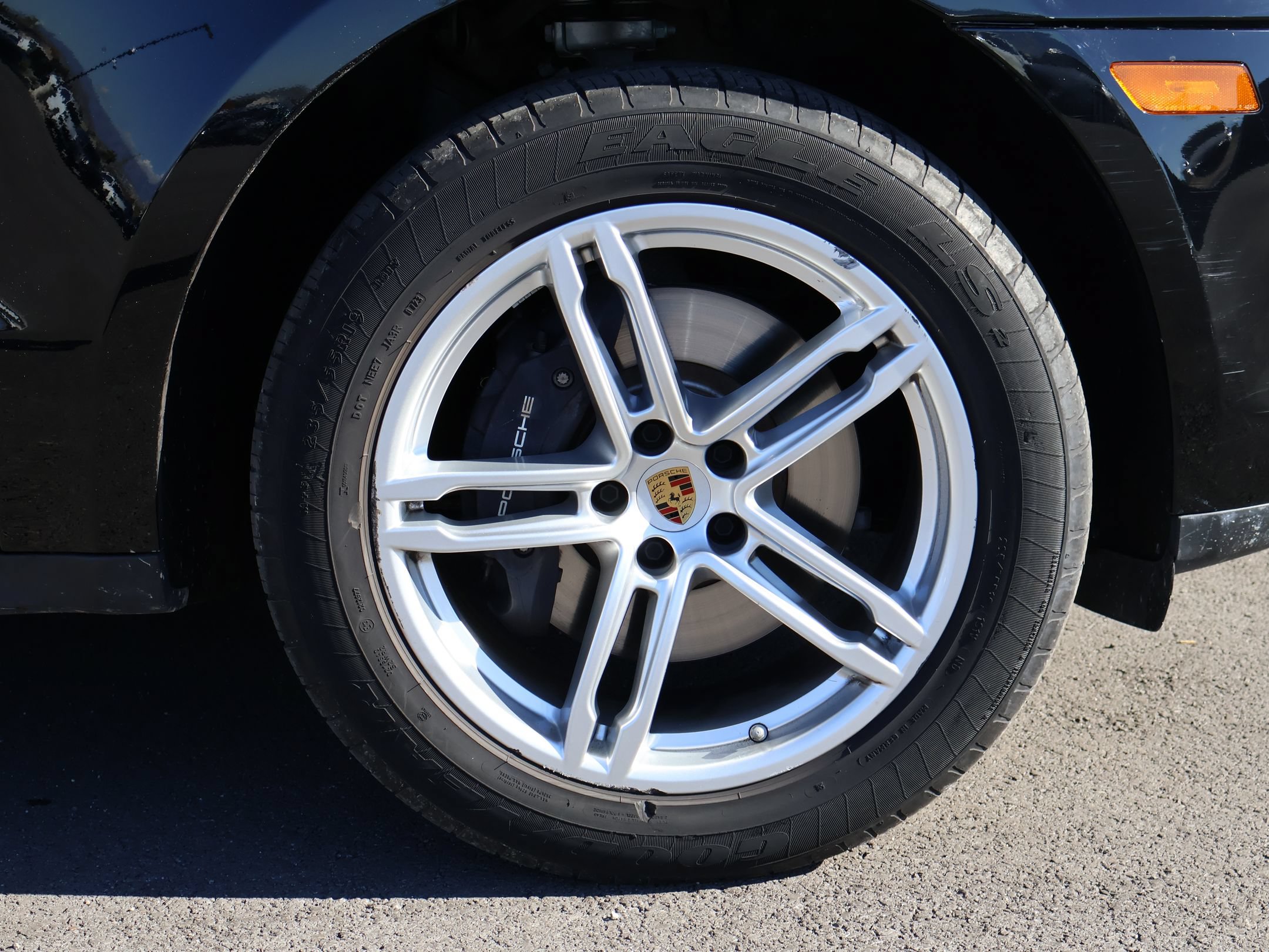 Certified 2023 Porsche Macan AWD/4WD image 33