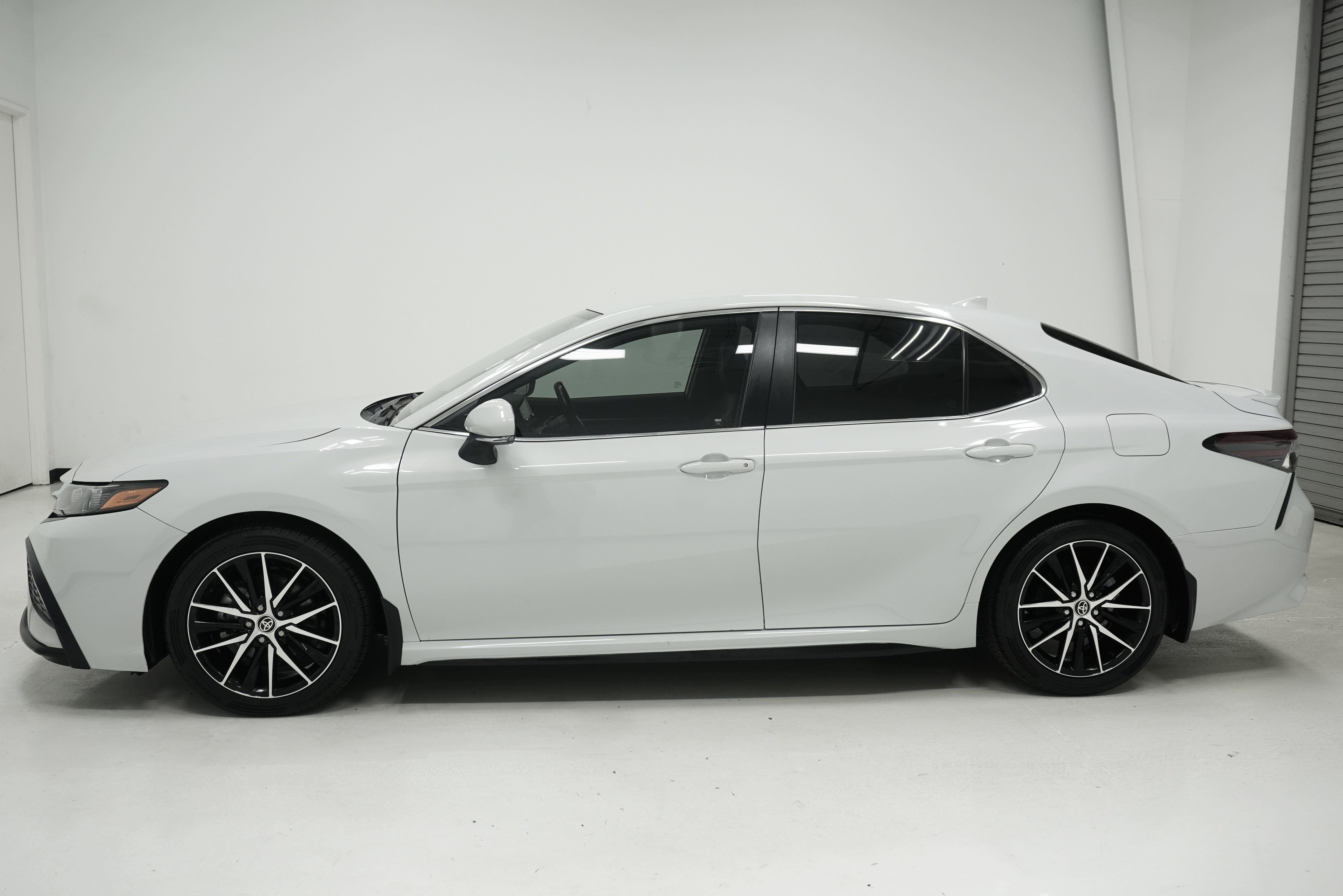 Used 2023 Toyota Camry SE FWD image 7