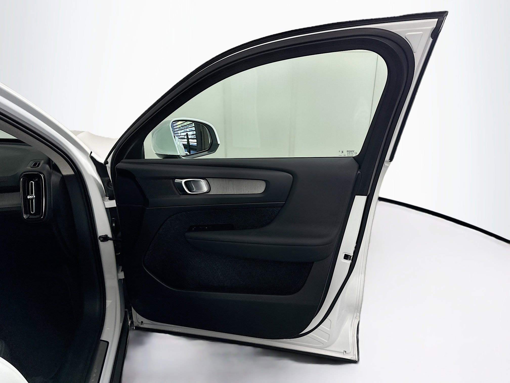 Used 2025 Volvo XC40 B5 Plus AWD/4WD image 33