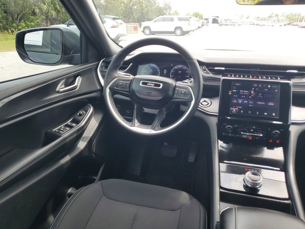 Used 2025 Jeep Grand Cherokee L Laredo w/ Luxury Tech Group I image 15
