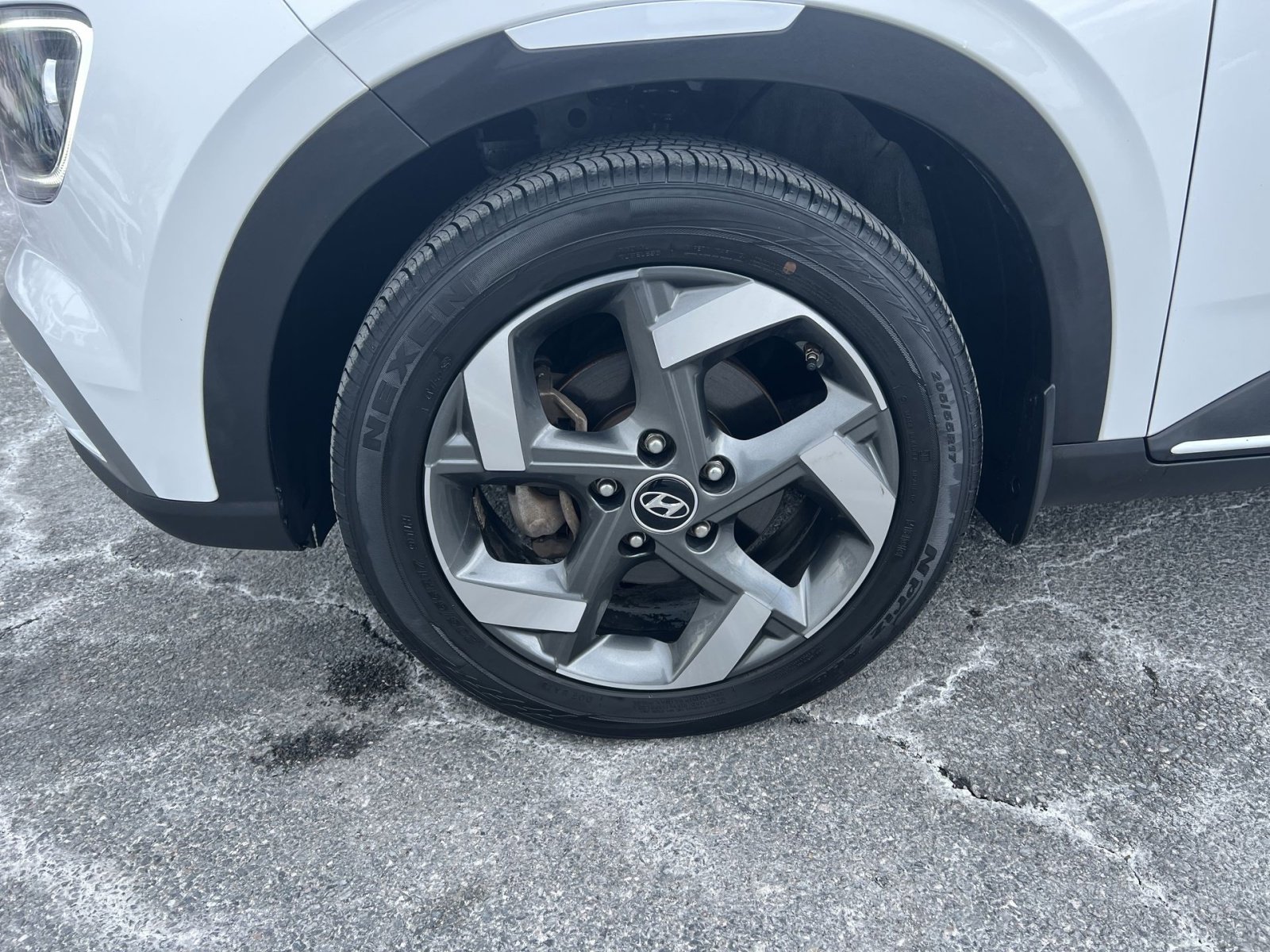 Used 2023 Hyundai Venue Limited image 12