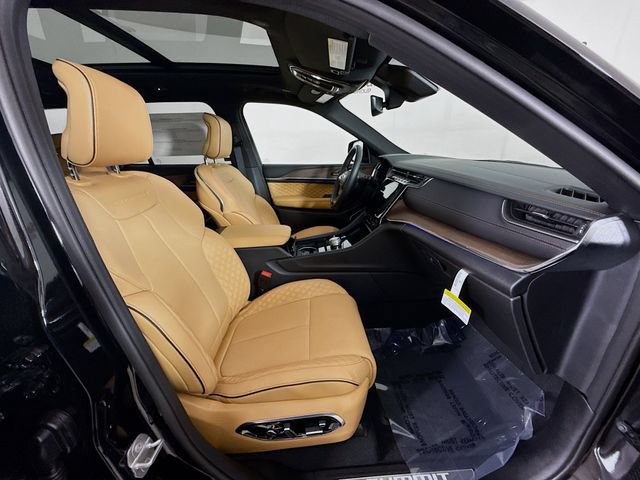 Used 2025 Jeep Grand Cherokee Summit w/ Obsidian Package AWD/4WD image 29