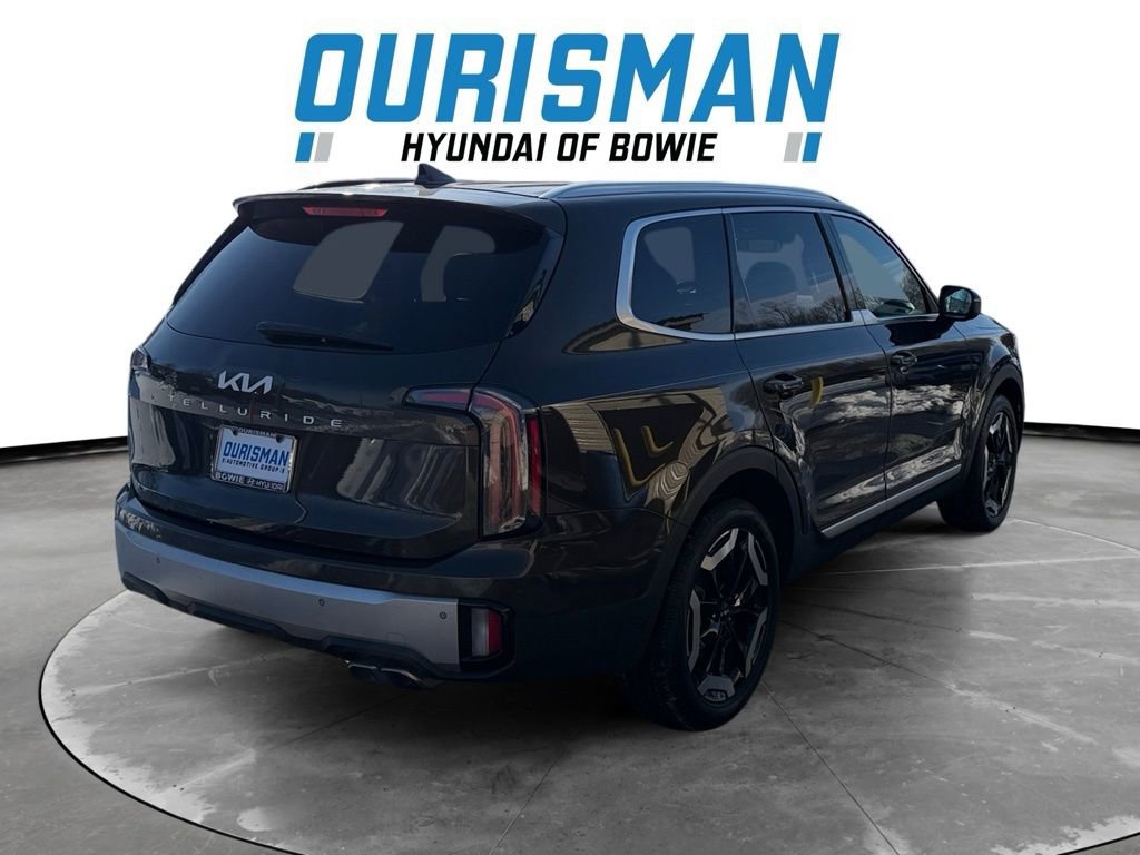 Used 2023 Kia Telluride EX w/ EX Captain's Chair Package image 3