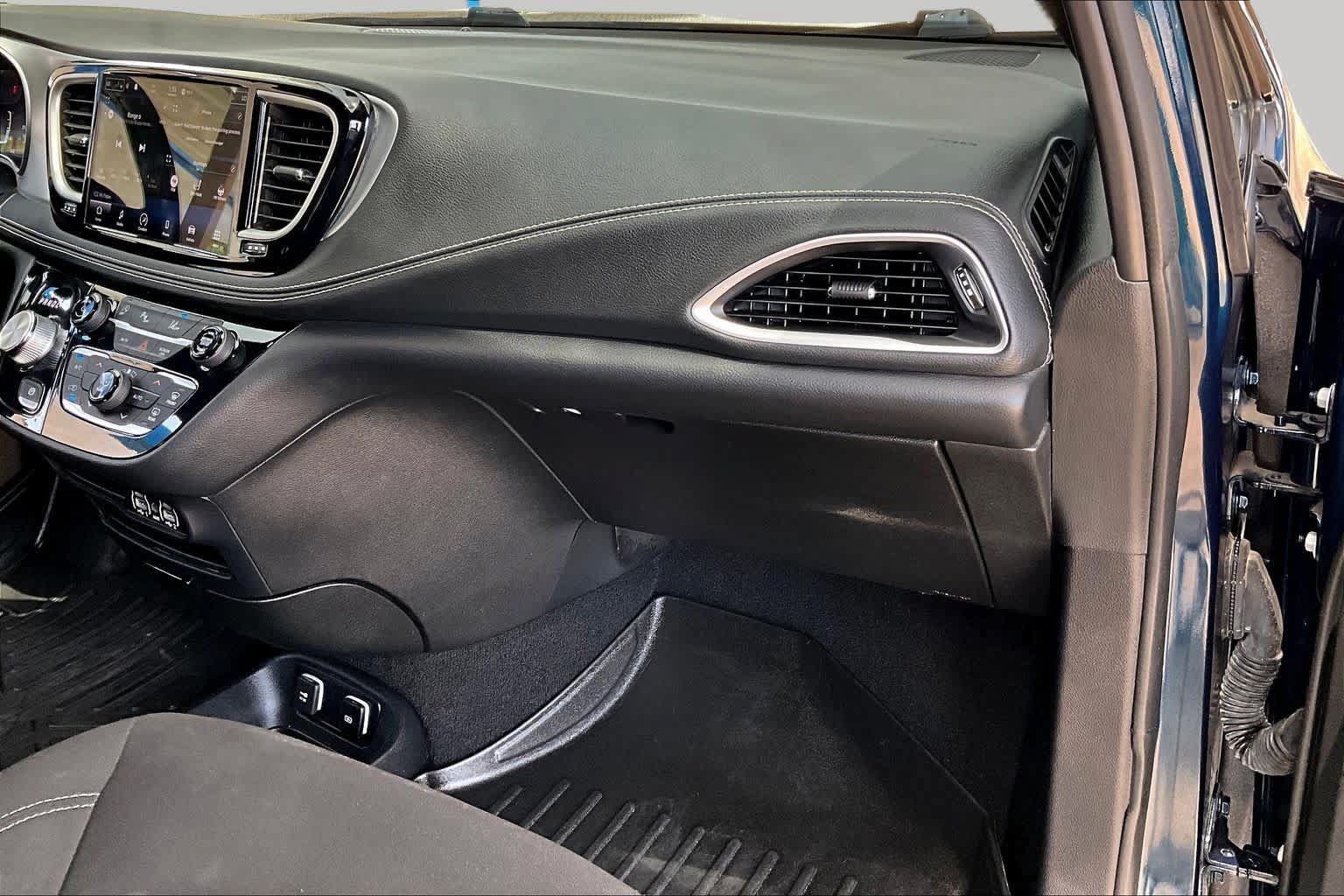 Used 2021 Chrysler Pacifica Touring w/ S Appearance Package FWD image 18