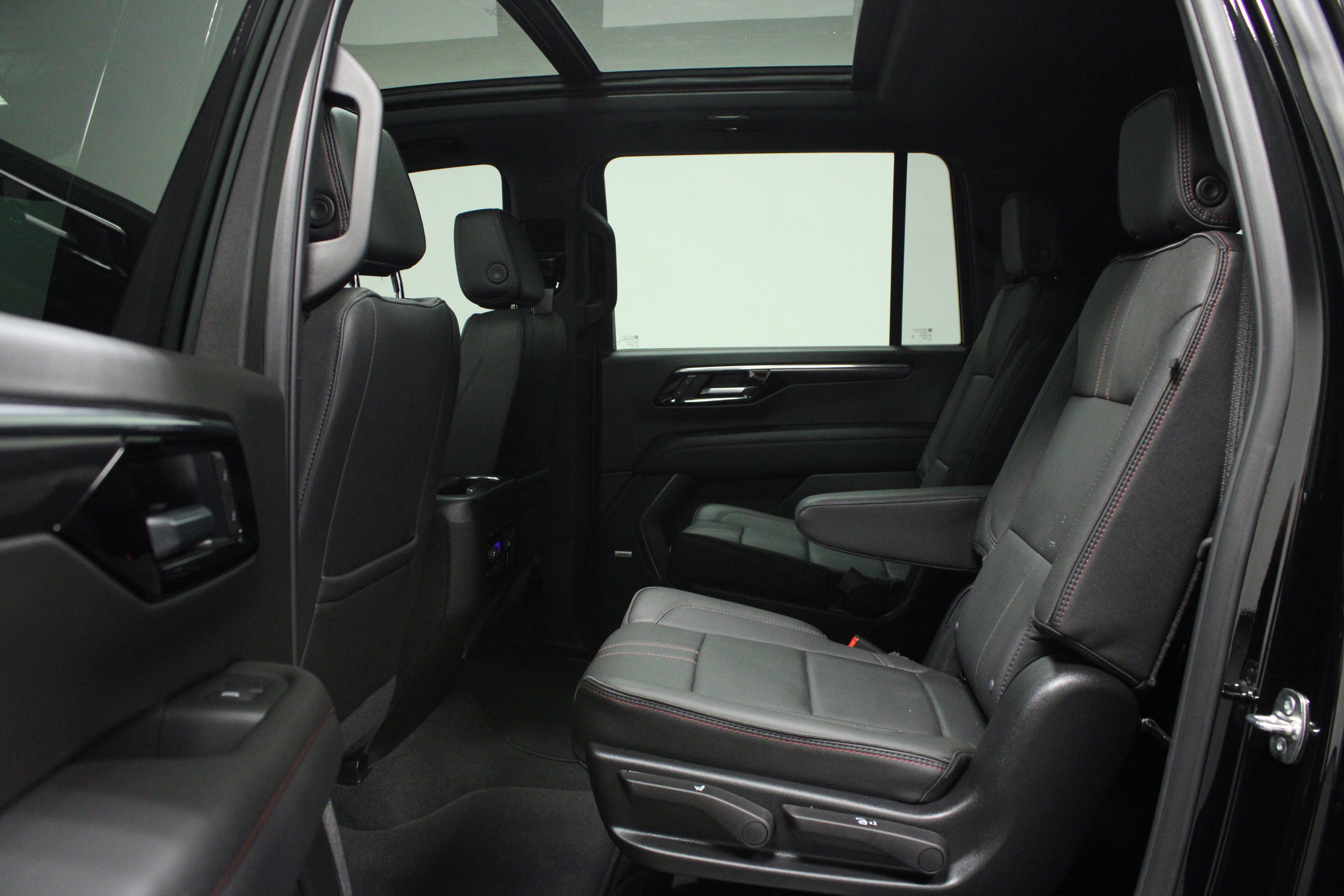 Used 2026 Chevrolet Suburban RST w/ Comfort Package AWD/4WD image 13