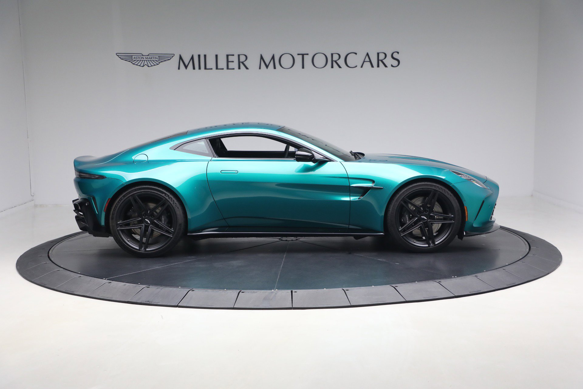 Used 2025 Aston Martin V8 Vantage Coupe image 9