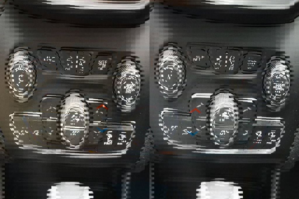 Used 2019 Jeep Cherokee Trailhawk w/ Cold Weather Group image 21