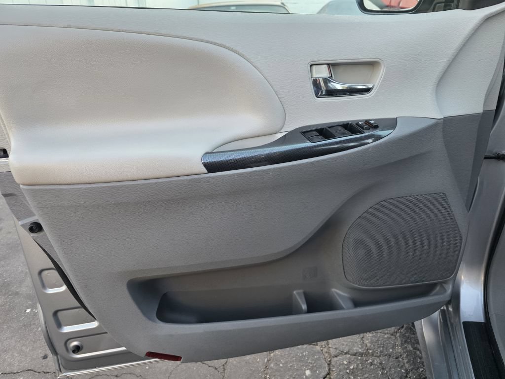 Used 2014 Toyota Sienna SE FWD image 15