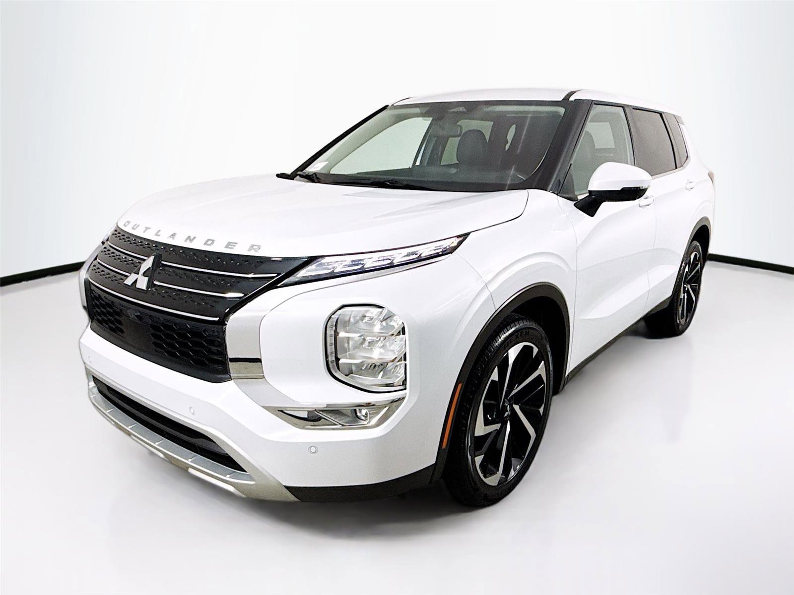 Used 2024 Mitsubishi Outlander SE image 1