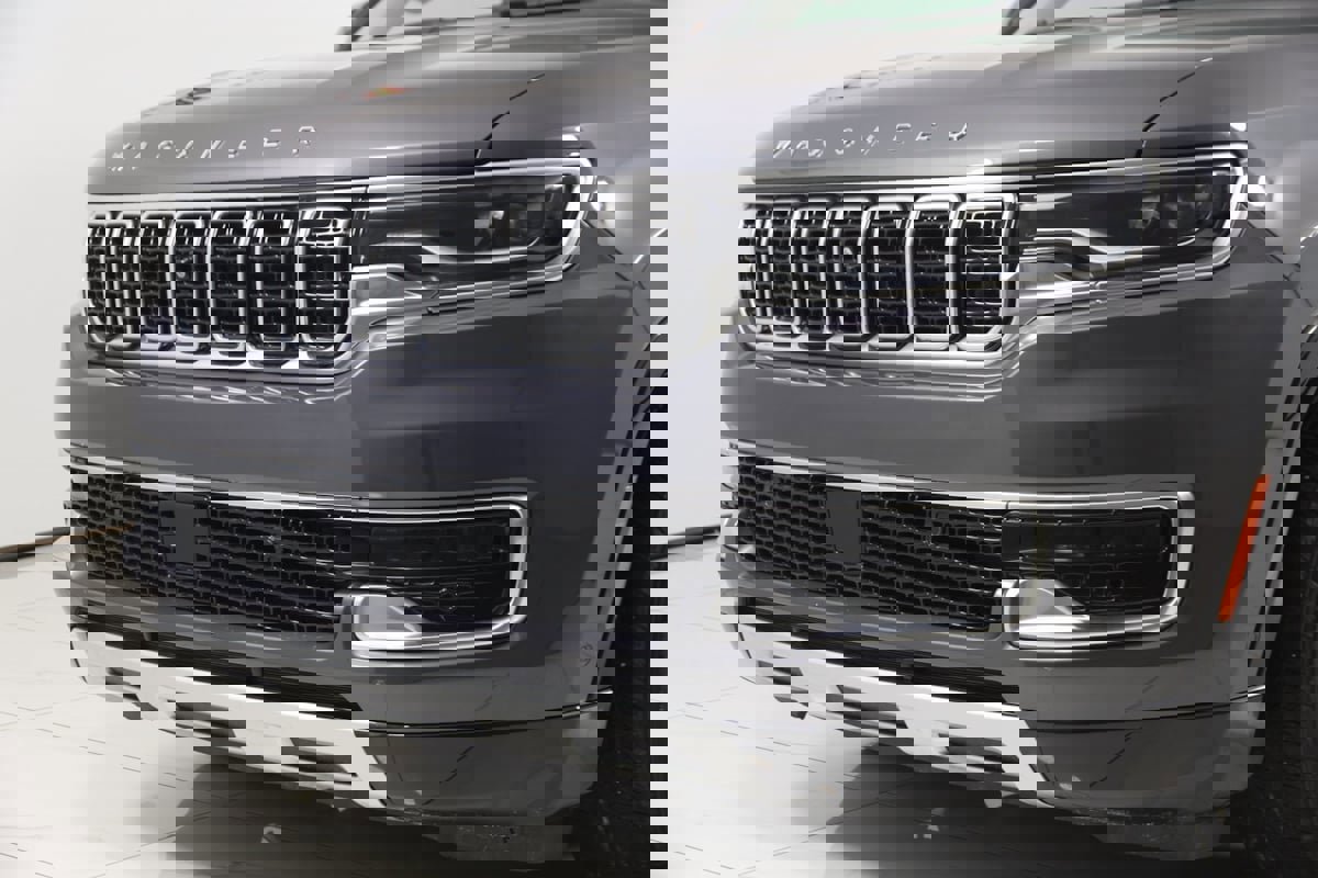 Used 2023 Jeep Grand Cherokee Laredo X image 67