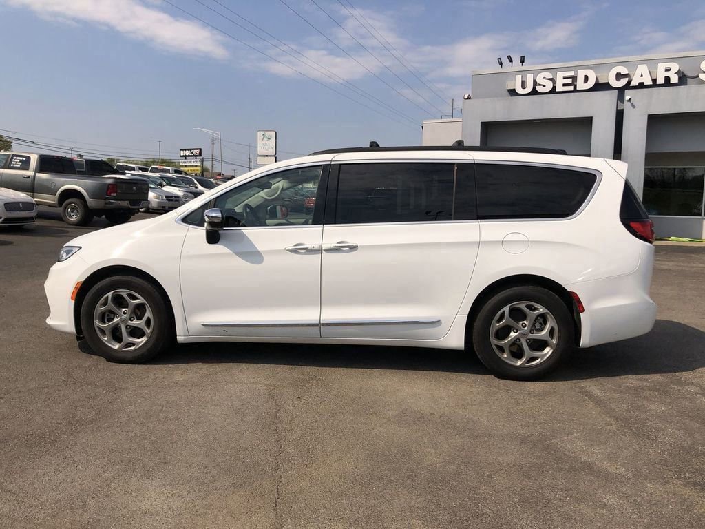 Used 2023 Chrysler Pacifica Limited FWD image 11