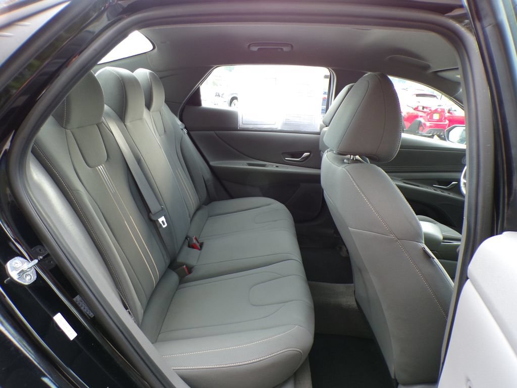 Certified 2022 Hyundai Elantra SEL w/ Convenience Package FWD image 18