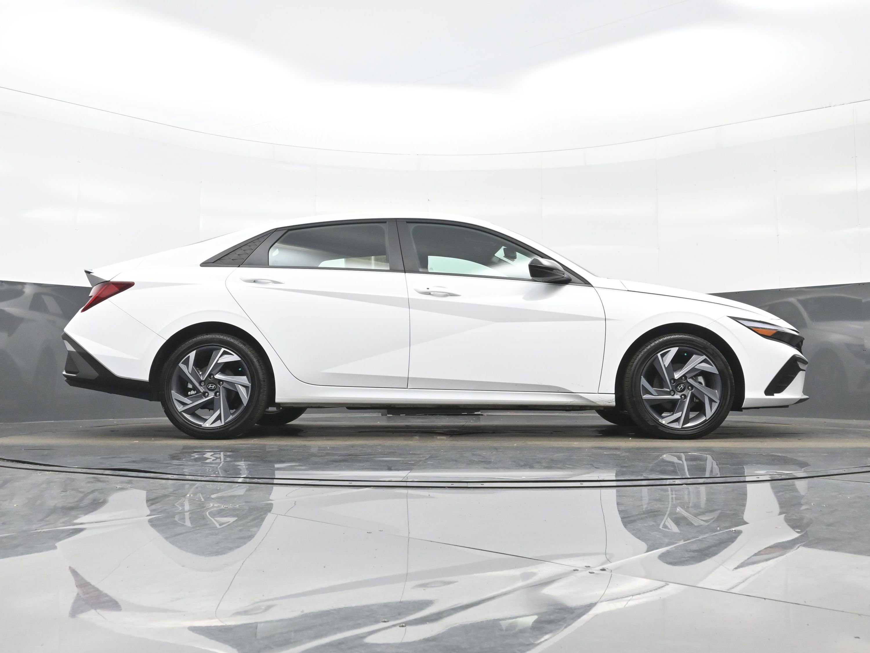 Certified 2025 Hyundai Elantra SEL image 31