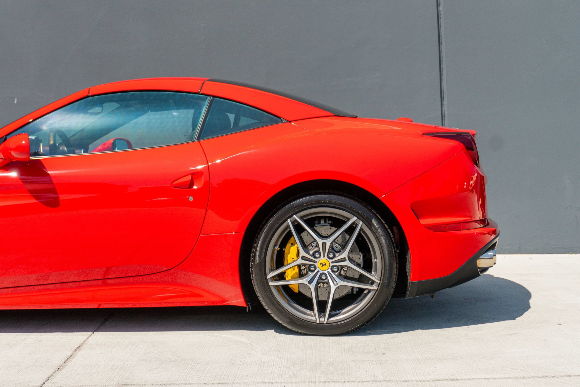 Used 2017 Ferrari California T RWD image 19