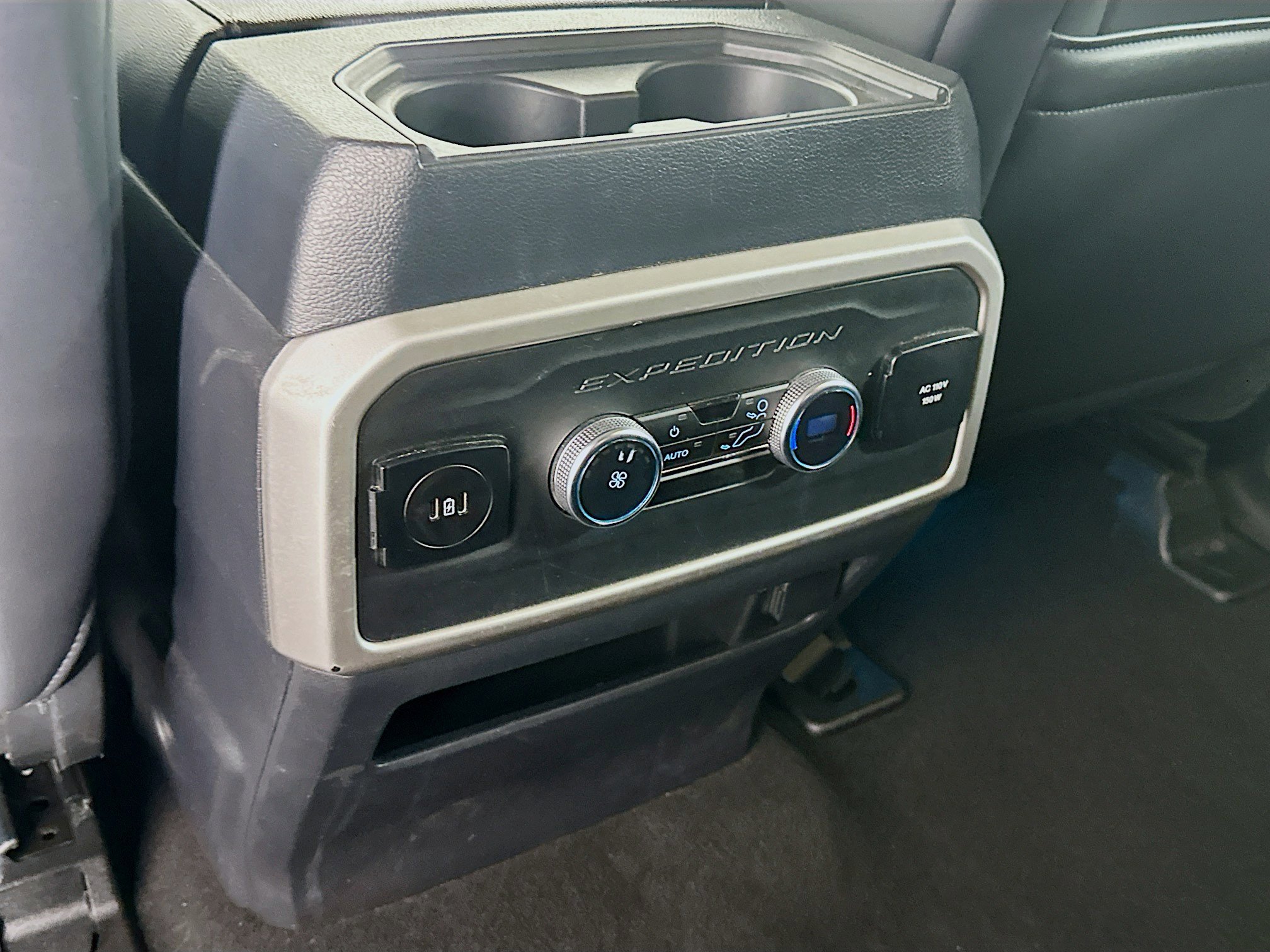 Used 2024 Ford Expedition XLT image 27