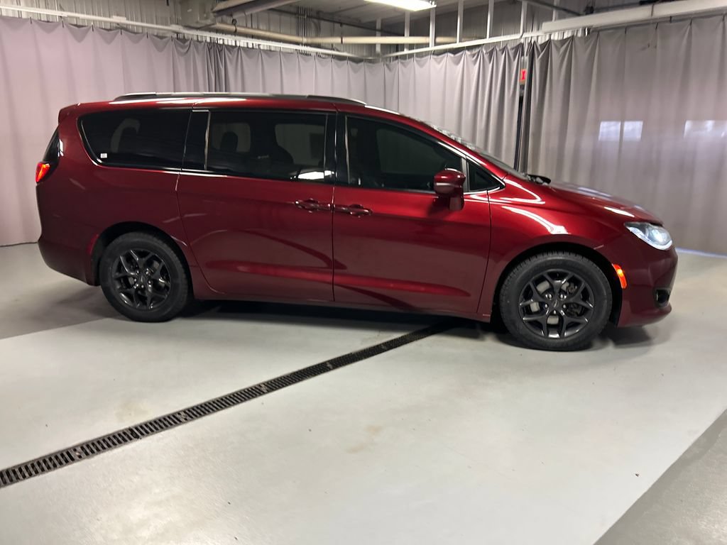 Used 2019 Chrysler Pacifica Limited w/ S Appearance Package FWD image 8