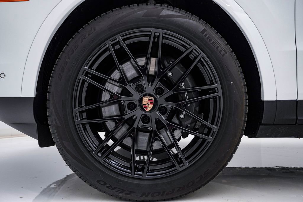 Certified 2025 Porsche Cayenne Coupe AWD/4WD image 13