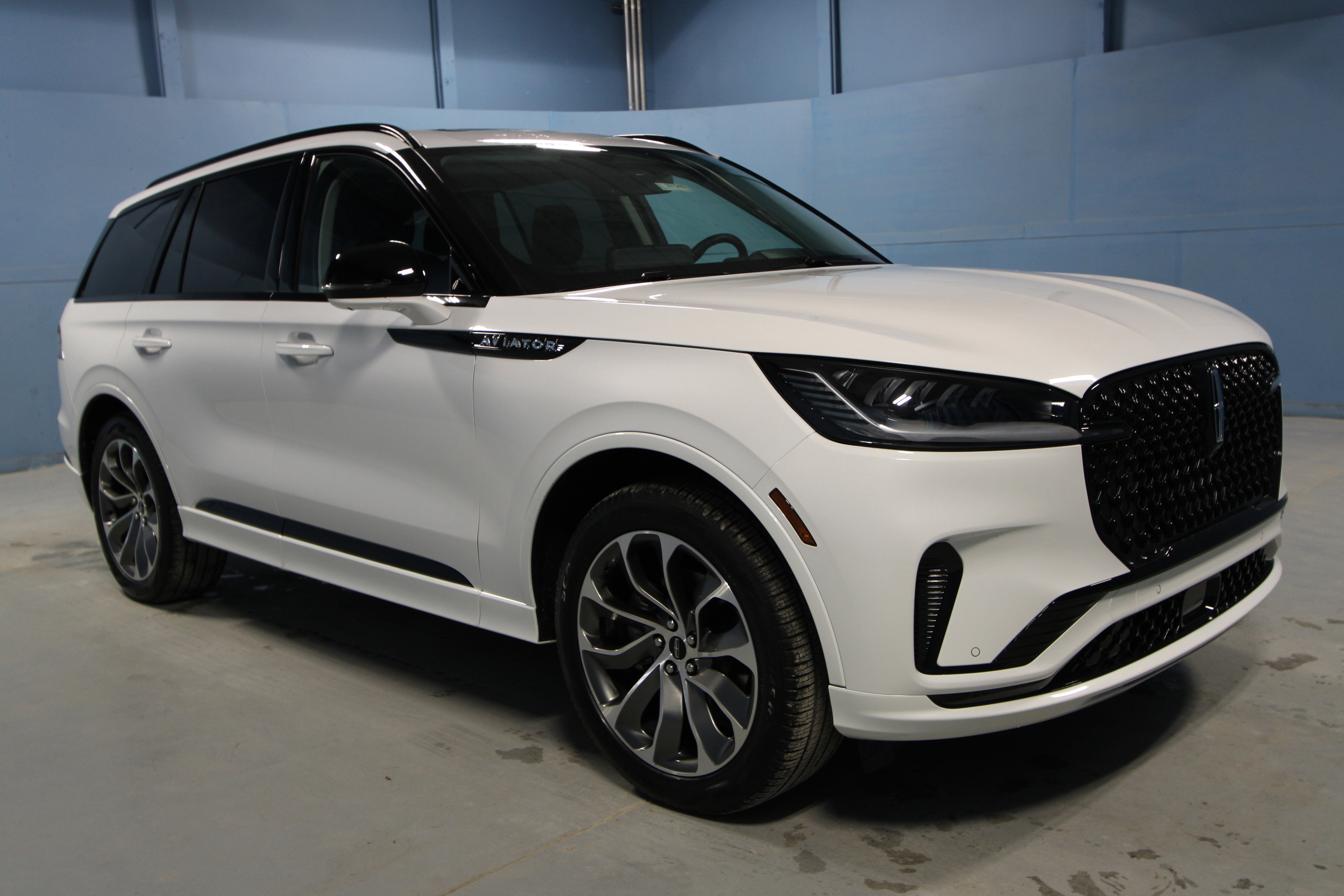 New 2026 Lincoln Aviator AWD w/ Jet Appearance Package image 1