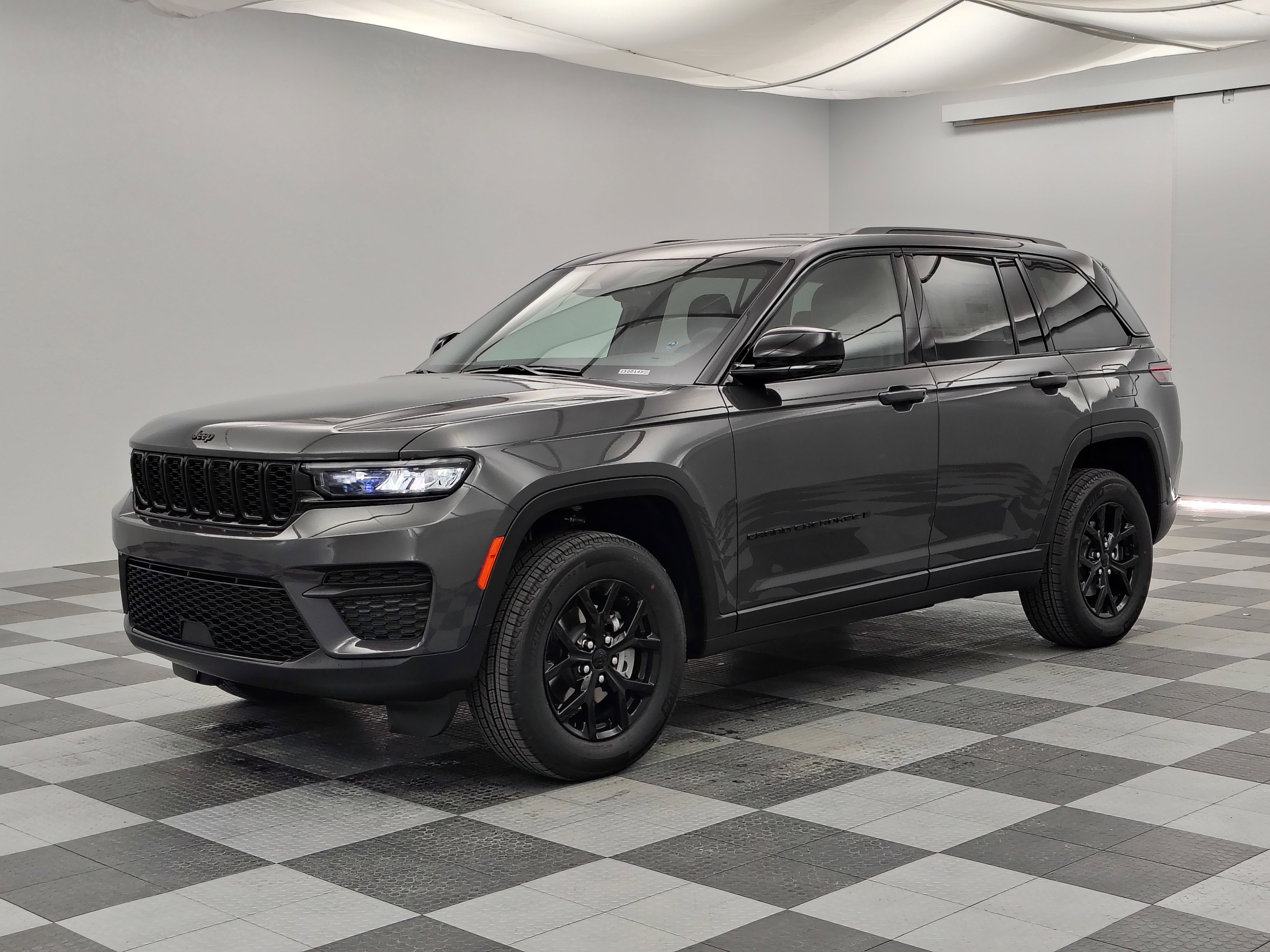 New 2025 Jeep Grand Cherokee Altitude image 6