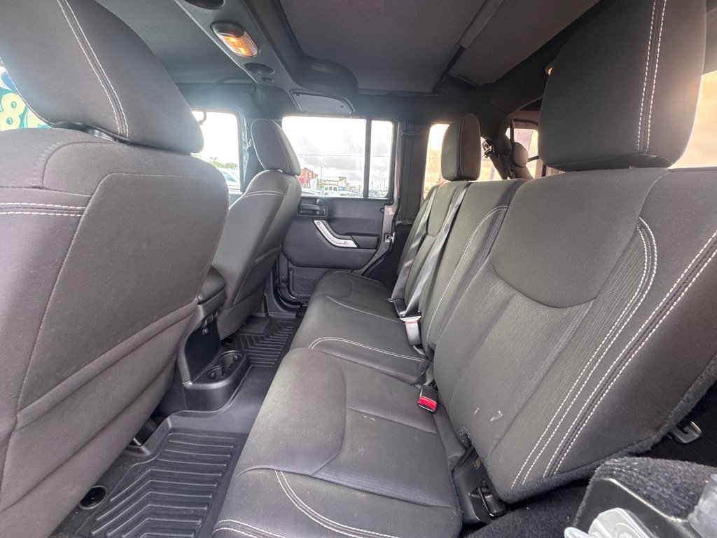 Used 2016 Jeep Wrangler Unlimited Sahara w/ Connectivity Group AWD/4WD image 11