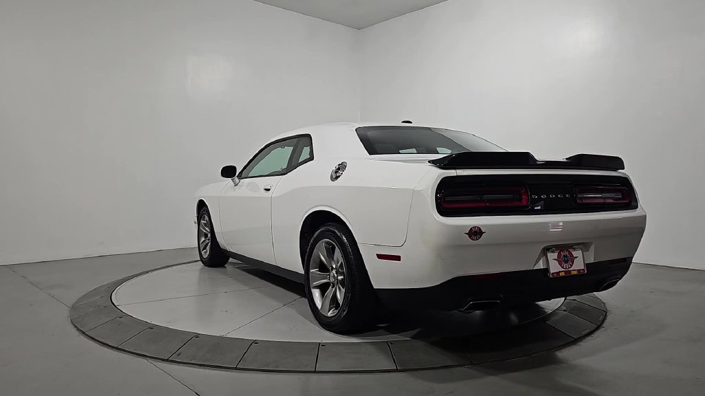 Used 2016 Dodge Challenger SXT w/ Driver Convenience Group RWD image 3