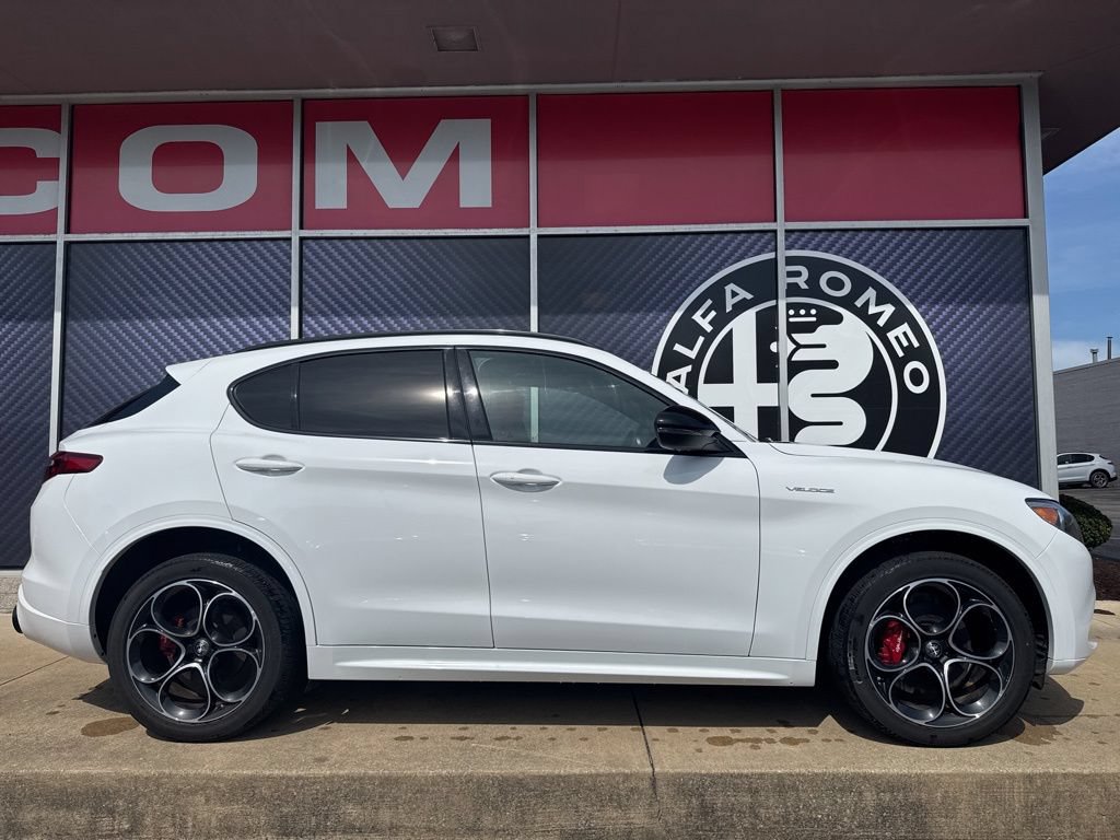 Used 2023 Alfa Romeo Stelvio Veloce AWD/4WD image 4