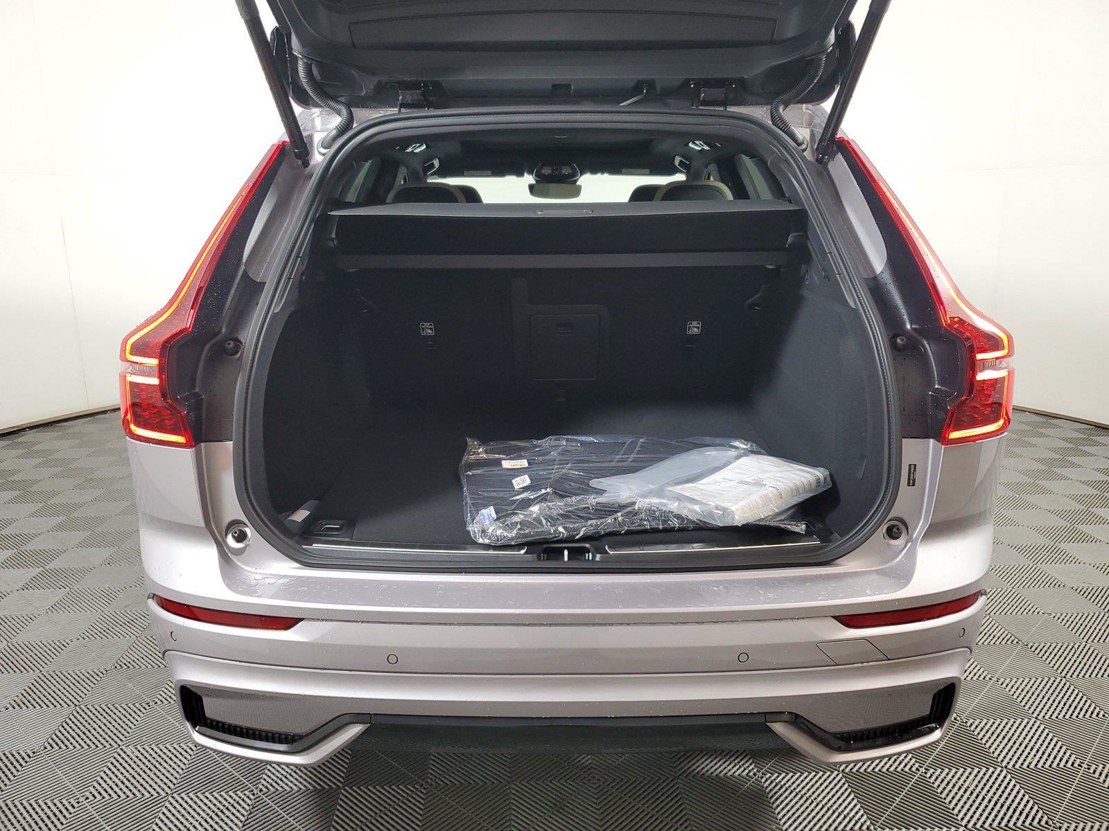 New 2026 Volvo XC60 B5 Plus w/ Climate Package AWD/4WD image 9