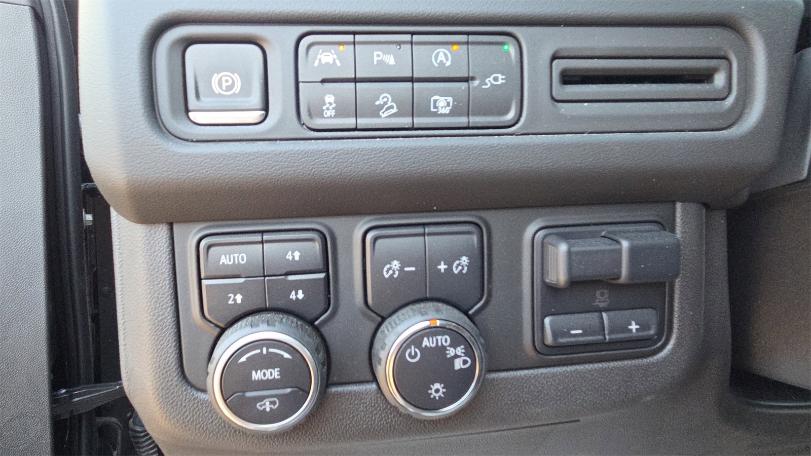 Used 2022 Chevrolet Suburban Z71 w/ Z71 Off-Road Package image 32