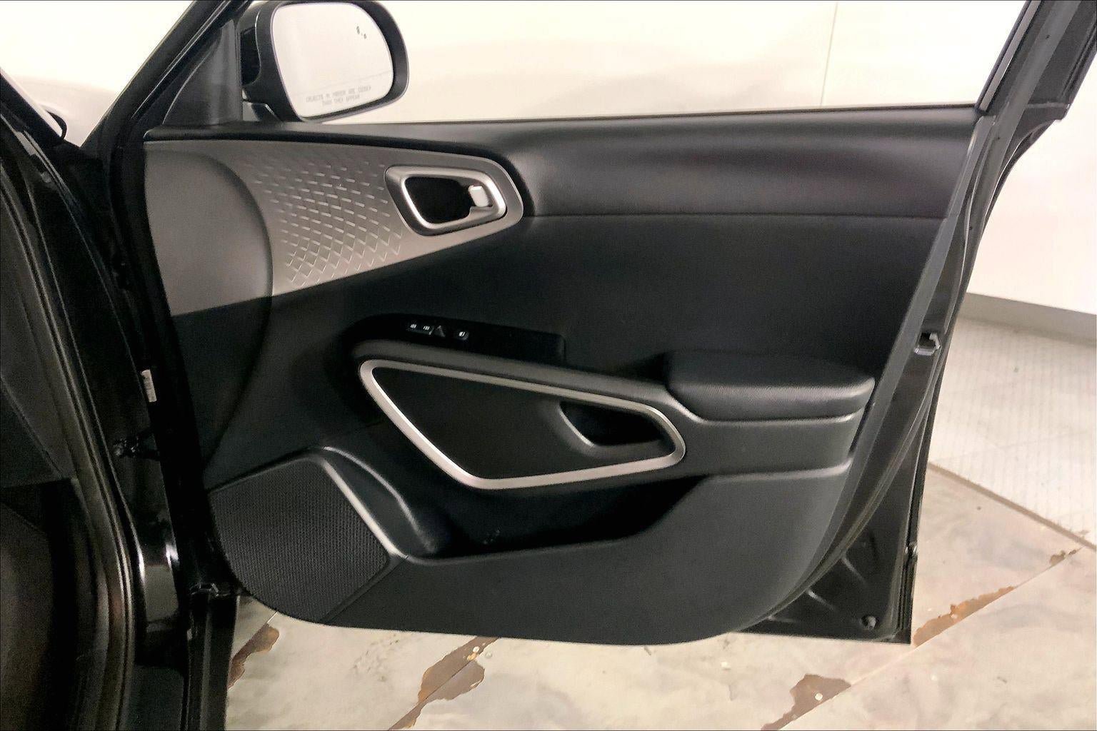 Used 2025 Kia Soul LX w/ LX Technology Package FWD image 25