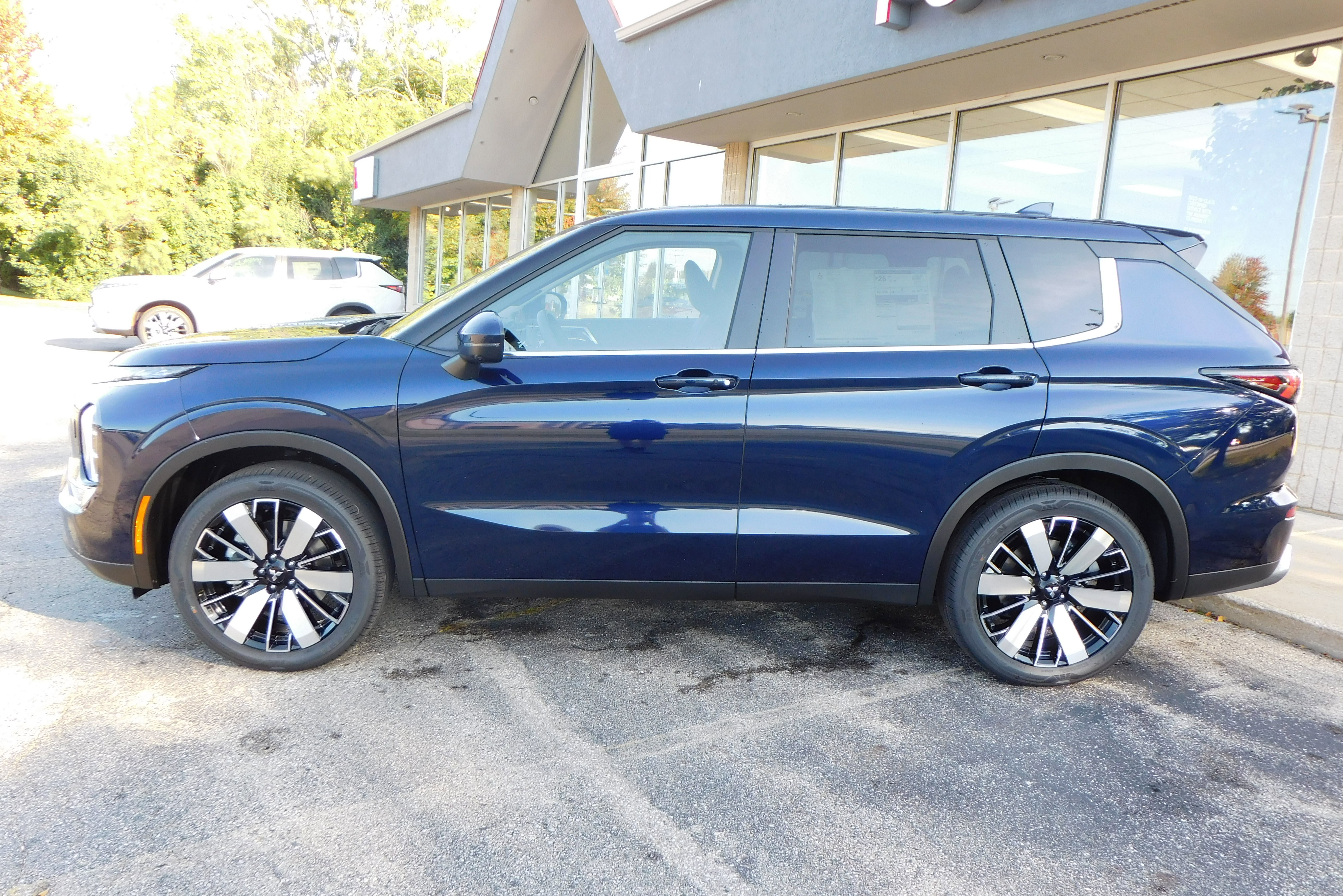 Used 2025 Mitsubishi Outlander SE image 2