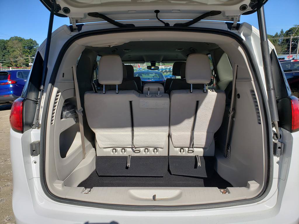Used 2018 Chrysler Pacifica Touring-L FWD image 5