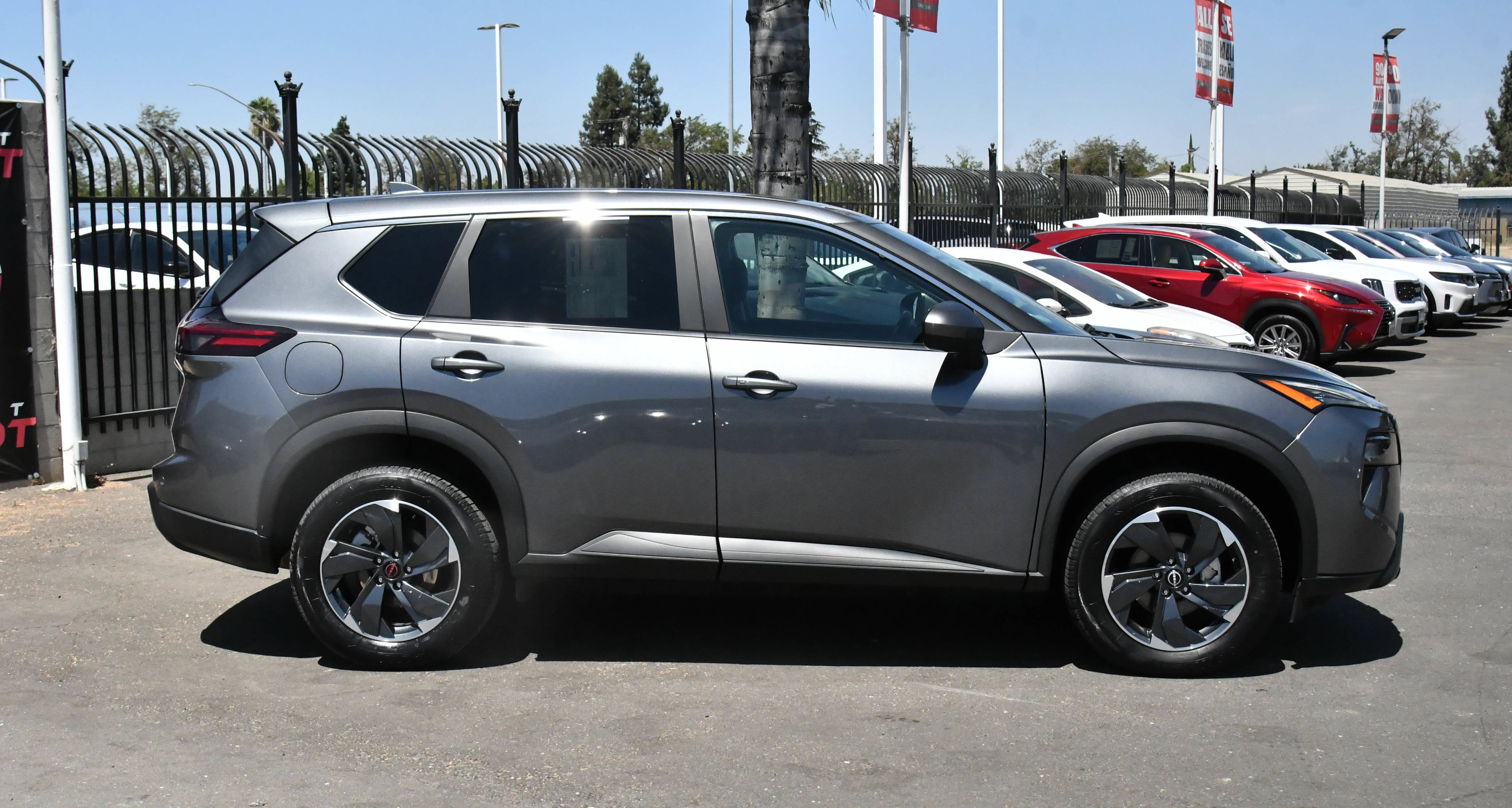 Used 2025 Nissan Rogue SV AWD/4WD image 9
