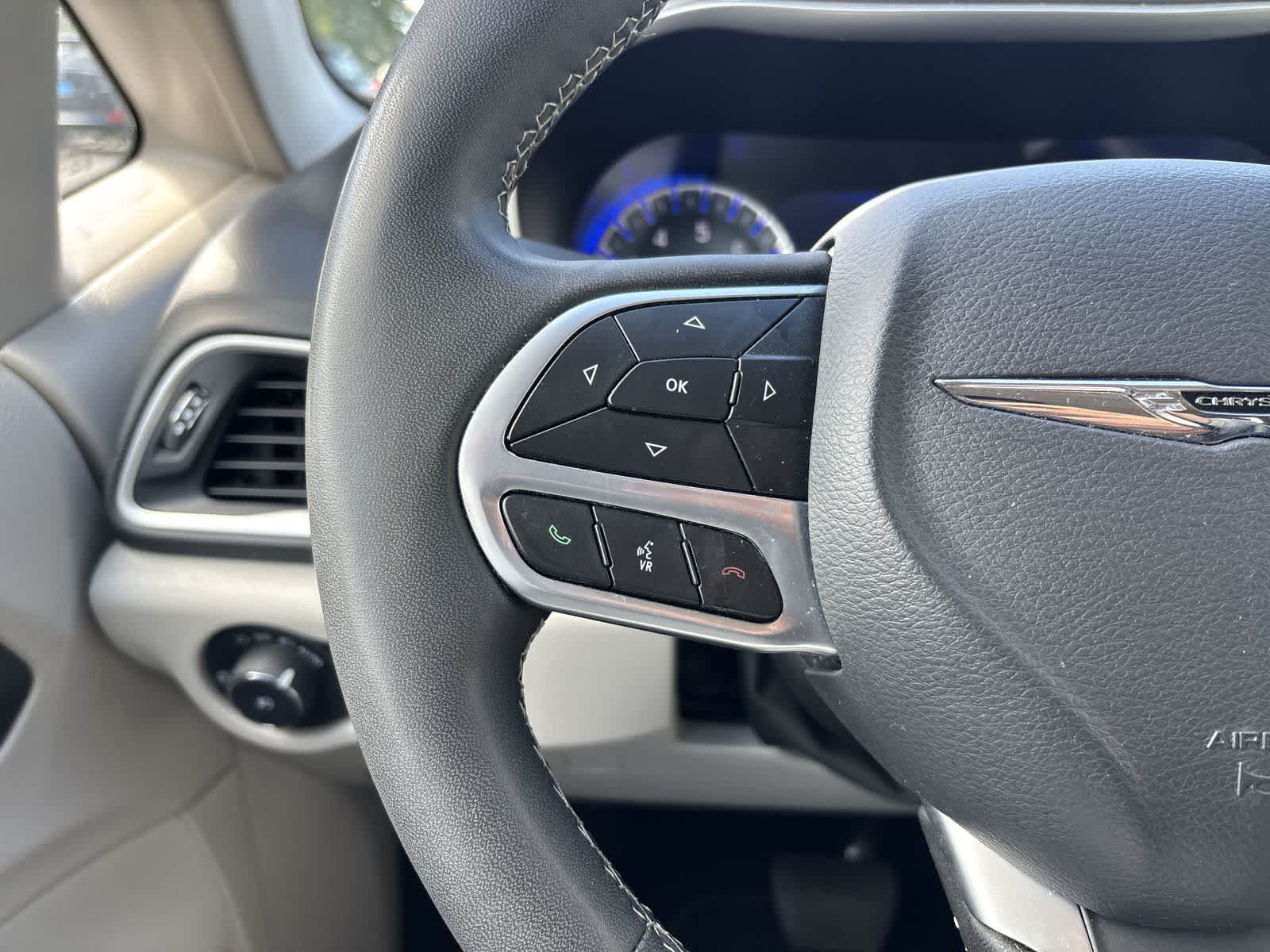 Used 2023 Chrysler Pacifica Touring-L FWD image 10