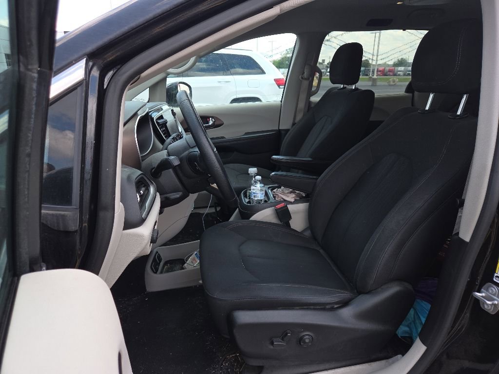 Used 2019 Chrysler Pacifica Touring Plus w/ Tire & Wheel Group FWD image 9