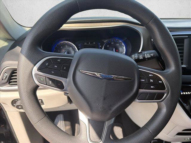 Used 2018 Chrysler Pacifica Touring Plus w/ Tire & Wheel Group FWD image 12