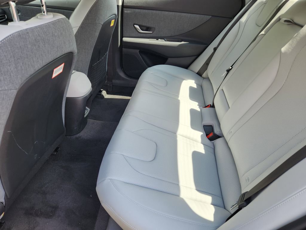 Used 2025 Hyundai Elantra Limited image 21