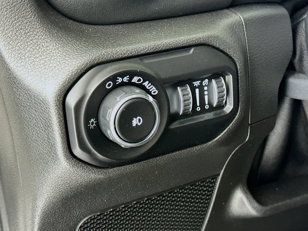 Used 2018 Jeep Wrangler Unlimited Sahara AWD/4WD image 11