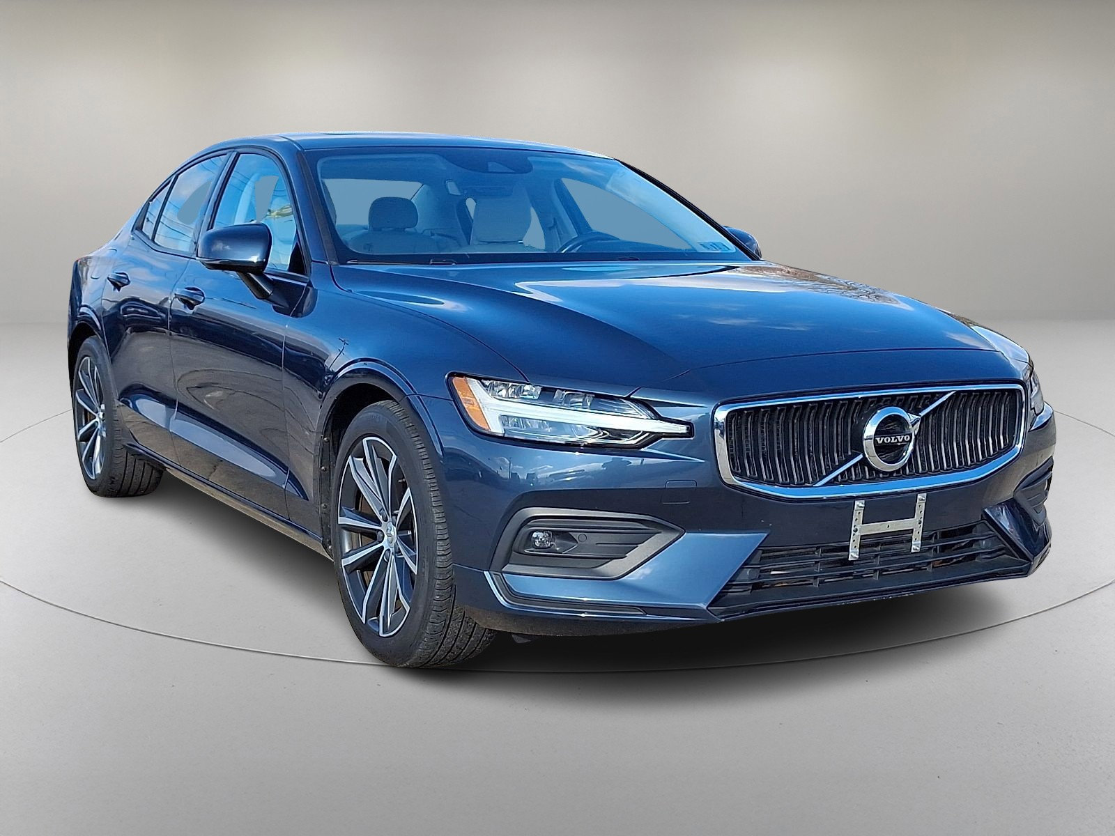 Used 2021 Volvo S60 T6 Momentum w/ Climate Package image 2
