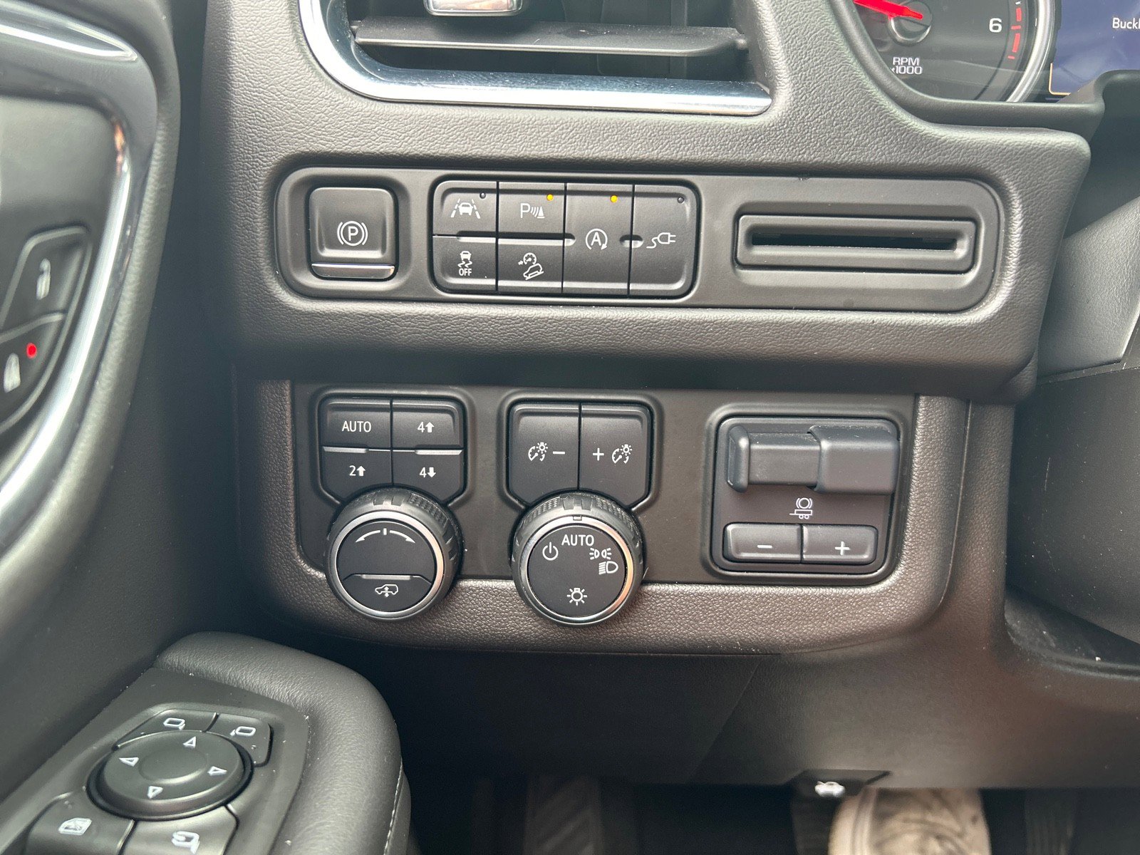 Used 2021 Chevrolet Suburban Z71 w/ Z71 Off-Road Package AWD/4WD image 15